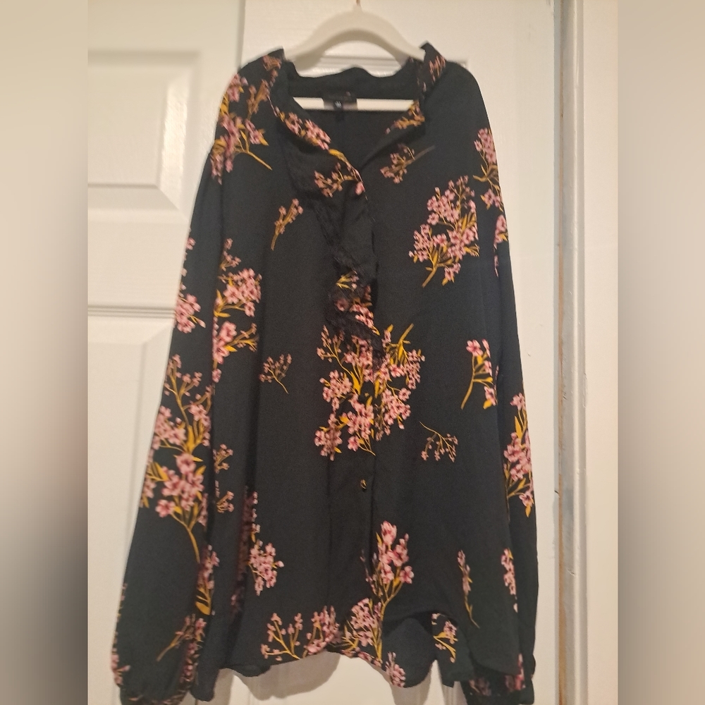 A flower patterened collar shirt